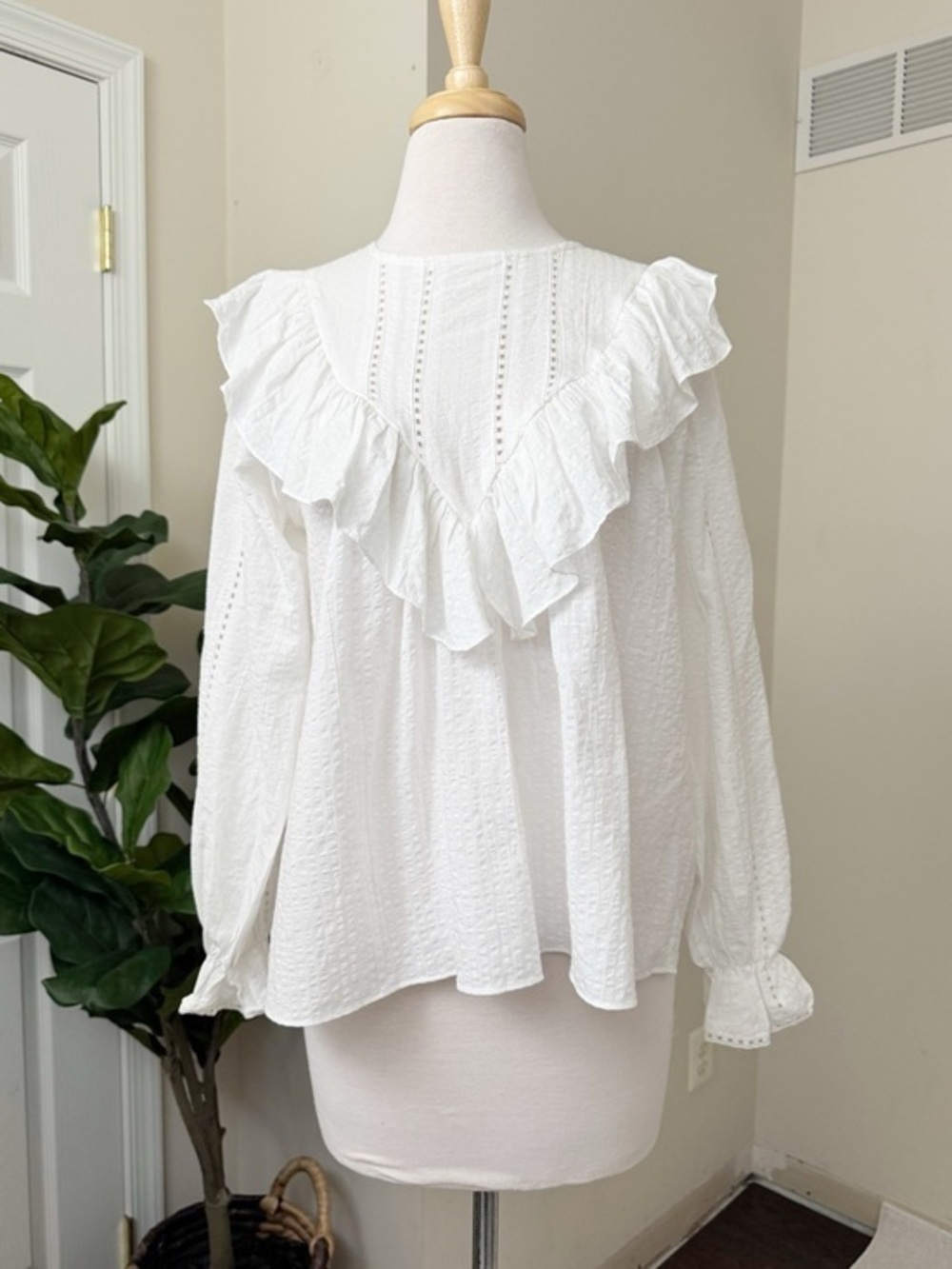 Francesca's Collections White Ruffled Eyelet Long-Sleeve Blouse